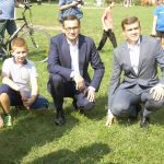 Dzieci sprowadziły do Tychów premiera i ministra. Maluchy potrzebowały remontu boiska