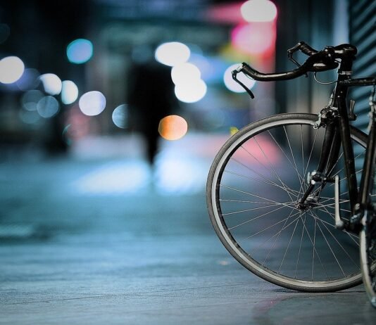 Tychy: Niezabezpieczony rower na klatce schodowej okazał się łatwym łupem dla złodzieja