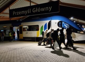 Koleje Śląskie pomagają uchodźcom z Ukrainy. W pociągach czeka na nich woda, koce a nawet kolorowanki dla najmłodszych