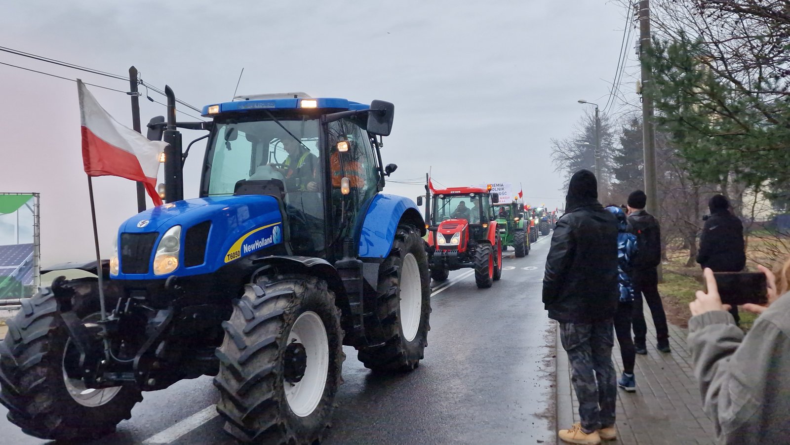 Rolnicy wyruszyli z Urbanowic. Blokada DK44 i DK1 [zdjęcia]