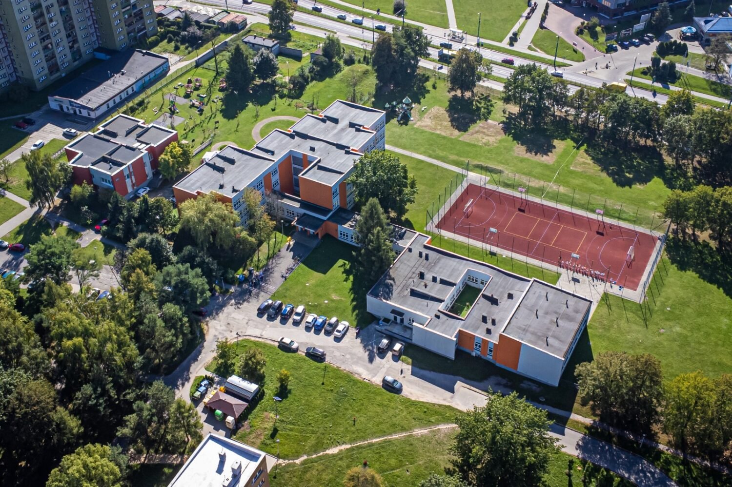 Policja zapowiada częstsze patrole przy tyskich szkołach. Z powodu mężczyzny, który zaczepia dzieci