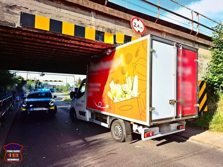 Utknął pod wiaduktem na ulicy Glinczańskiej. Spowodował zator, odjechał na lawecie