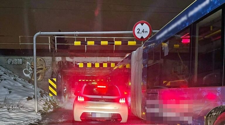 Autobus PKM Tychy wjechał i zablokował wiadukt na Glince. Kierowca nie znał miasta