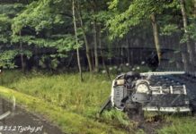 Samochód dachował w Tychach. Świadkowie ruszyli z pomocą