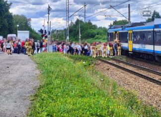 „Pali się pociąg w Tychach” – mówili świadkowie. Dym i ewakuacja pasażerów
