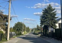 Na niewielkiej ulicy w Tychach mieszkańcy chcą spowalniaczy ruchu. Bo samochody szaleją