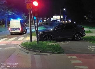 Nietrzeźwa kierująca w Tychach uszkodziła samochody, następnie uderzyła w słup