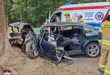 19-latek z impetem uderzył w drzewo. Potrzebny był helikopter LPR
