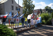 Przed Muzeum Miejskim w Tychach modlili się. W środku prelekcja i warsztaty z poliamorii. II Tyski Dzień Równości (audio)