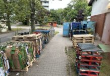 Market w Tychach zrobił sobie składowisko przy sklepie. „Śmieci i odpady walają się po chodniku”