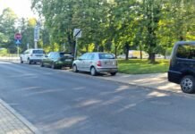 Z chodników w Tychach kierowcy zrobili sobie parkingi. Ludzie mają problem z przejściem