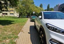 Kierowcy w Tychach z chodników zrobili sobie parkingi. „Gdzie mają chodzić ludzie jak nie ma chodnika?”