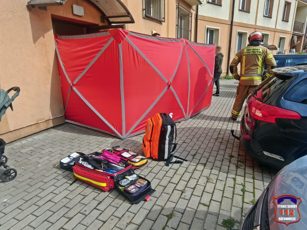 Upadek w klatce na al. Niepodległości. /fot. 112Tychy.pl