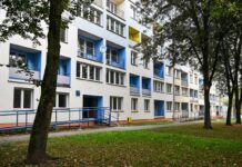 Mieszkańcy wracają do bloku na ulicy Darwina. Od teraz muszą też placić