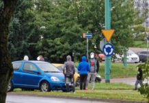 17-latek wjechał hulajnogą elektryczną pod samochód w Tychach Zdarzenie na rondzie Lwowskim / fot. Tychy24.net