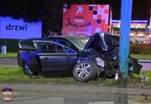 Zderzenie w Tychach. Jeden z pojazdów wbił się w słup trolejbusowy