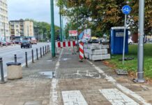 Jedna z bardziej nieudanych ścieżek pieszo-rowerowych w Tychach zostanie przebudowana. Samochody pojadą węższą ulicą Grota-Roweckiego