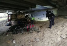 W Tychach wzrosła liczba bezdomnych. Głównie w wieku od 18–25 roku życia Patrol policji szuka bezdomnych pod wiaduktem / fot. Policja
