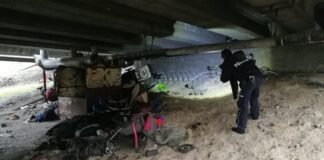 Patrol policji szuka bezdomnych pod wiaduktem / fot. Policja