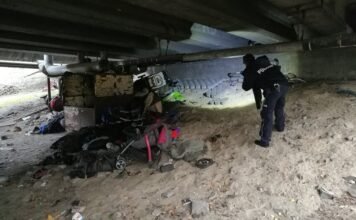 Patrol policji szuka bezdomnych pod wiaduktem / fot. Policja