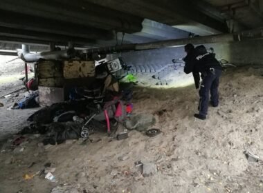 Patrol policji szuka bezdomnych pod wiaduktem / fot. Policja