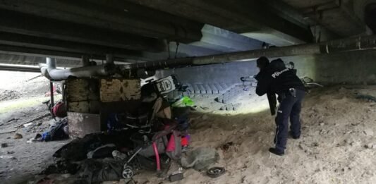 Patrol policji szuka bezdomnych pod wiaduktem / fot. Policja