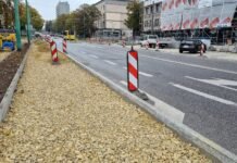 Ulica Grota-Roweckiego będzie węższa dla samochodów. Miasto przebudowuje absurdalną ścieżkę pieszo-rowerową