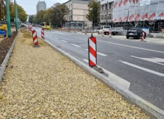 Ulica Grota-Roweckiego będzie węższa dla samochodów. Miasto przebudowuje absurdalną ścieżkę pieszo-rowerową