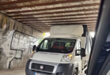 Samochód utknął pod wiaduktem na Glince. Kierowcę ukarano mandatem i punktami karnymi