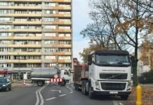 Wykonawca bez wiedzy miasta zablokował wyjazd z ul. Dąbrowskiego na ul. Grota-Roweckiego. W związku z pracami drogowymi