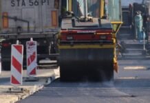 Prace drogowe w Tychach. Asfaltowanie na Grota-Roweckiego wieczorem, frezowanie na al. Bielskiej Prace drogowe / fot. MZUiM Tychy