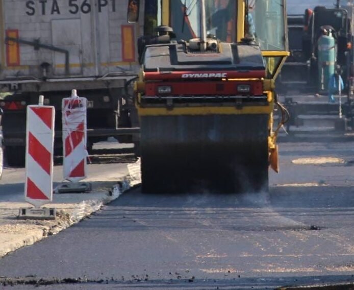 Prace drogowe w Tychach. Asfaltowanie na Grota-Roweckiego wieczorem, frezowanie na al. Bielskiej