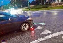Wjechała hulajnogą elektryczną pod samochód na rondzie w Tychach