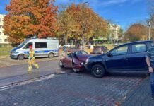 Tychy: 84-latek stracił panowanie nad autem. Kilka pojazdów rozbitych, do tego potrącił prawie pieszego na chodniku