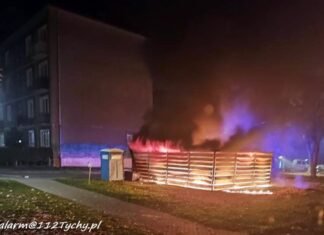 Ktoś w nocy podpalił altany śmietnikowe w Tychach. Płonęły pojemniki i odpady