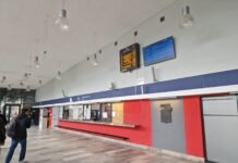 Koniec absurdu w Tychach. Pojawiła się tablica informująca o odjeżdżających pociągach na Dworcu PKP