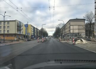 Chwilowo przestało padać, to drogowcy układali asfalt na ulicy Grota-Roweckiego. MZUiM vs jego własne dokumenty przetargowe