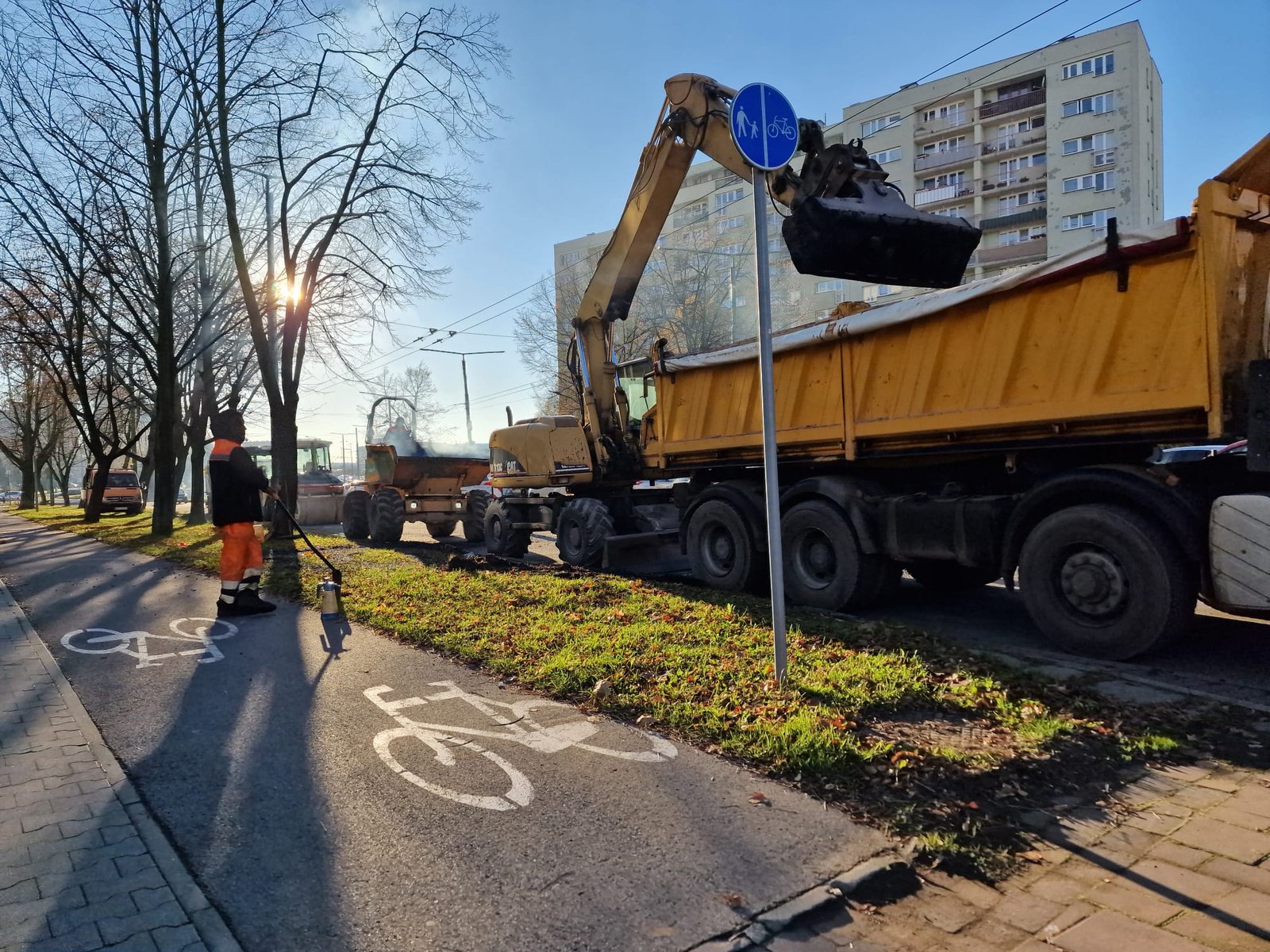 Asfaltowanie i duże korki na rondzie przy Auchan. Piesi mieli problem z przejściem, bo zostały zablokowane
