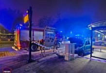 Pijany kierowca jechał po chodnikach i pasie zieleni na al. Niepodległości. Ludzie uciekali z przystanku