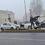 Senior stracił panowanie nad pojazdem w Tychach. Czołowo zderzył się z samochodem czekającym na zielone światło