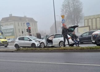 Senior stracił panowanie nad pojazdem w Tychach. Czołowo zderzył się z samochodem czekającym na zielone światło
