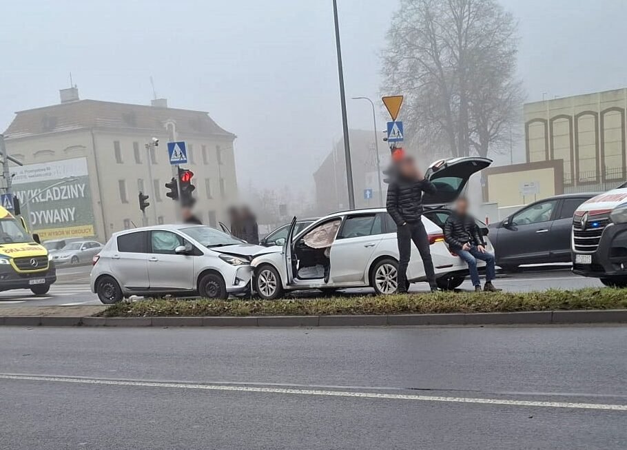 Senior stracił panowanie nad pojazdem w Tychach. Czołowo zderzył się z samochodem czekającym na zielone światło