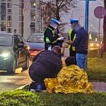 Potrącenie w Tychach. Jeden samochód zatrzymał się przed przejściem dla pieszych, drugi już nie