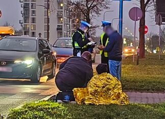 Potrącenie w Tychach. Jeden samochód zatrzymał się przed przejściem dla pieszych, drugi już nie