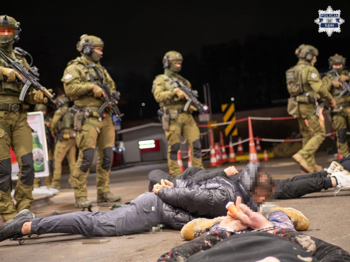 Uderzenie w środowisko kiboli na Śląsku. Zajmowali się nielegalną migracją i przemytem narkotyków