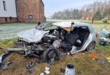 Tyscy strażacy interweniowali do poważnego wypadku. Dwie osoby w szpitalu, potrzebny był śmigłowiec LPR