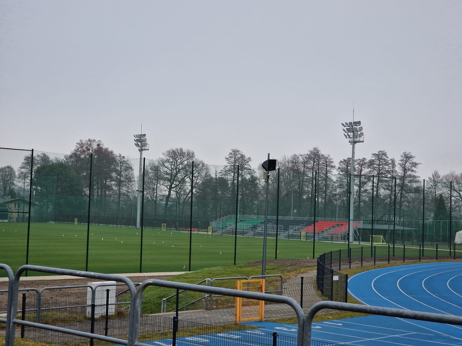 Boisko treningowe za blisko 12 mln zł ma spore opóźnienie w realizacji. Winna – murawa