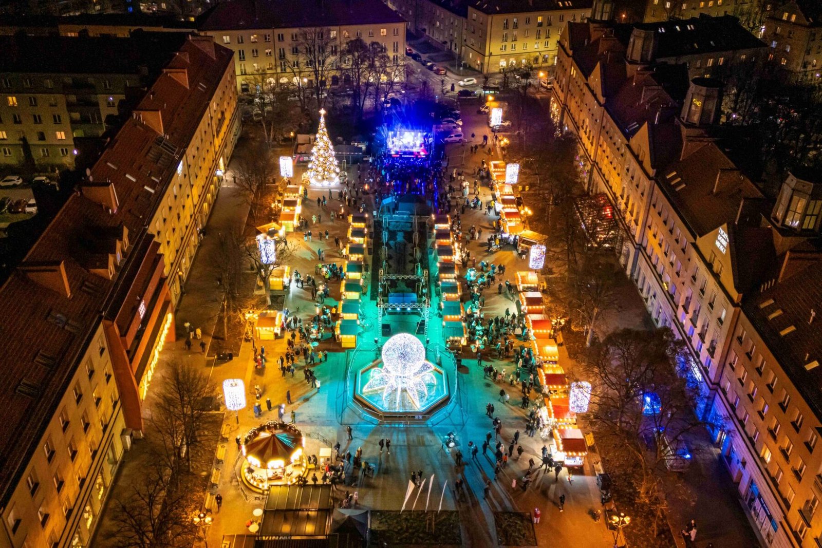 Tyski Jarmark Bożonarodzeniowy 2025. Magda Steczkowska, Arka Noego, Czesław Mozil i Marcin Wyrostek na Placu Baczyńskiego