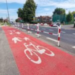 Ta warta 18 mln zł inwestycja ma ułatwić szybki dojazd rowerem z Tychów do Katowic. Trwają prace rozbiórkowe, wycinają drzewa