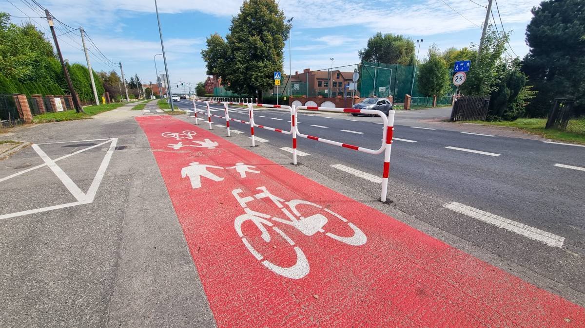 Ta warta 18 mln zł inwestycja ma ułatwić szybki dojazd rowerem z Tychów do Katowic. realizowane są prace rozbiórkowe, wycinają drzewa
